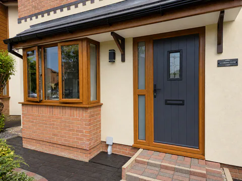 Anthracite composite entrance door with oak-effect frame and side glazing